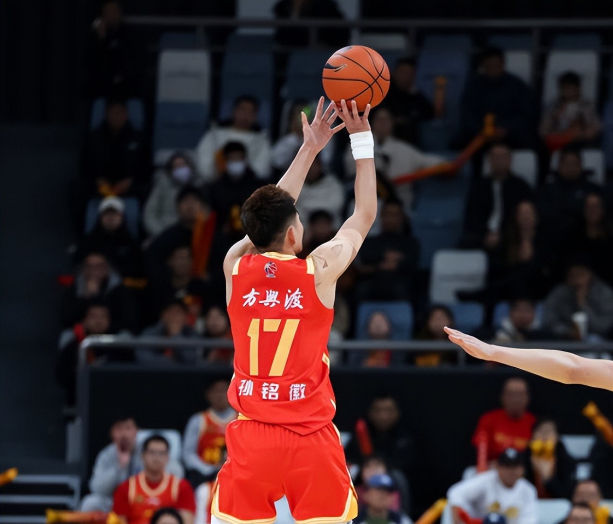 NBA季后赛倒计时,广东宏远关键时刻迎来里程碑,细节引发关注,管理层满意,训练强度明显提升 NBA季后赛倒计时,广东宏远关键时刻迎来里程碑,细节引发关注,管理层满意,训练强度明显提升